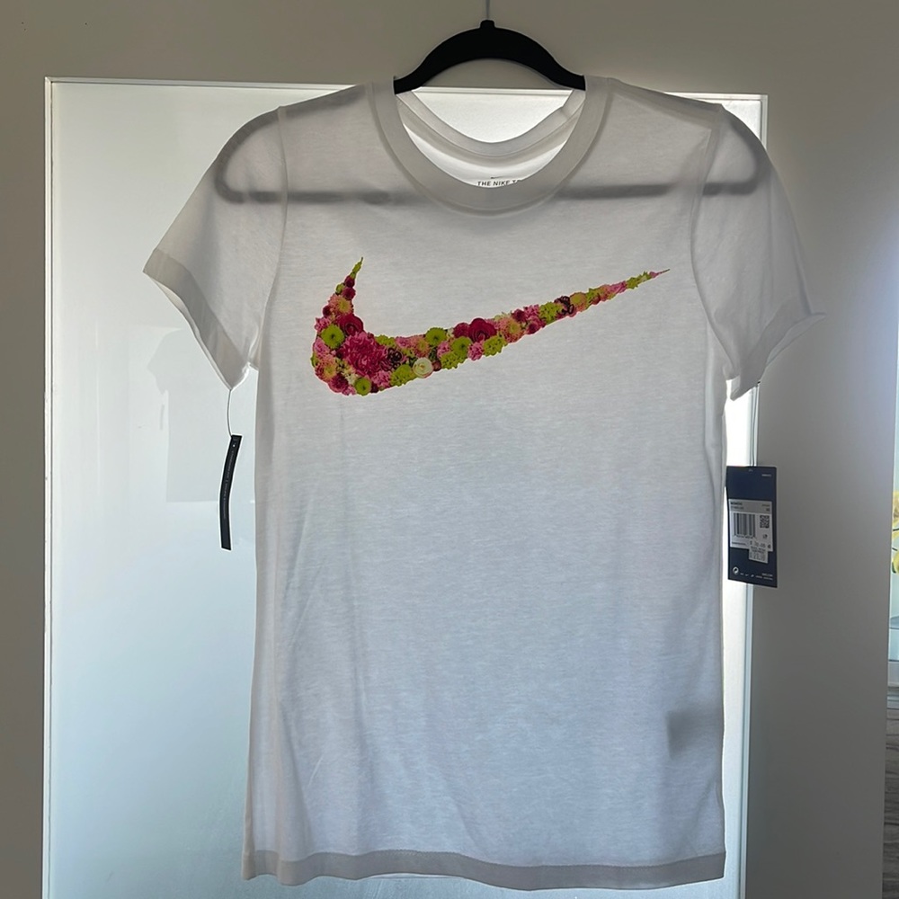 New Nike Womens Tee